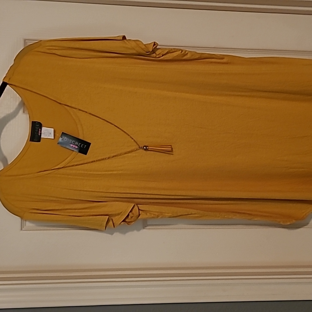 Discreet Gold/Mustard Dress Tee with attached tassel necklace.  Size 3x